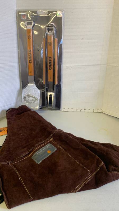 lot 3089 image: NFL Kansas City Chiefs 3-Piece BBQ Set with OUTSET Grill Apron