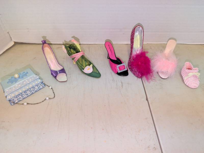 lot 3103 image: Miniature Shoe and Handbag Figurine Lot