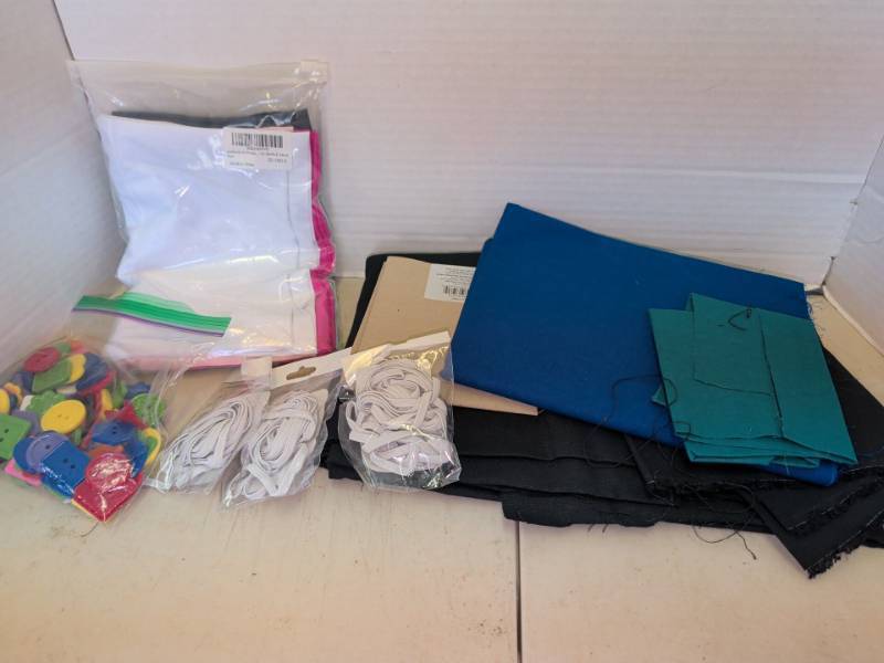 lot 3106 image: Sewing Lot Fabric Elastic Buttons