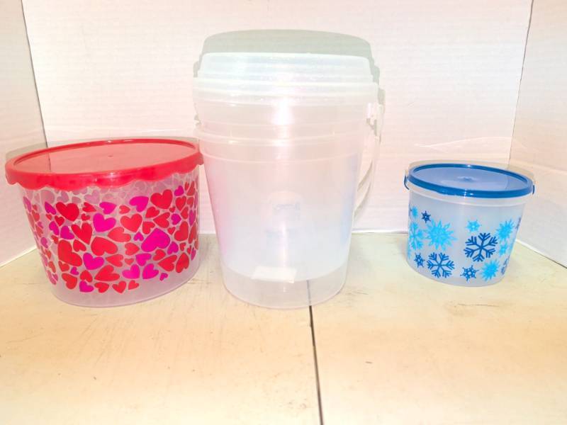 lot 3108 image: Assorted Plastic Storage Containers With Lids Lot