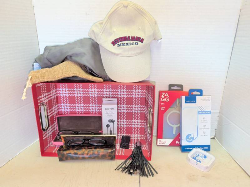 lot 3109 image: Eyeglasses, phone accessories and more