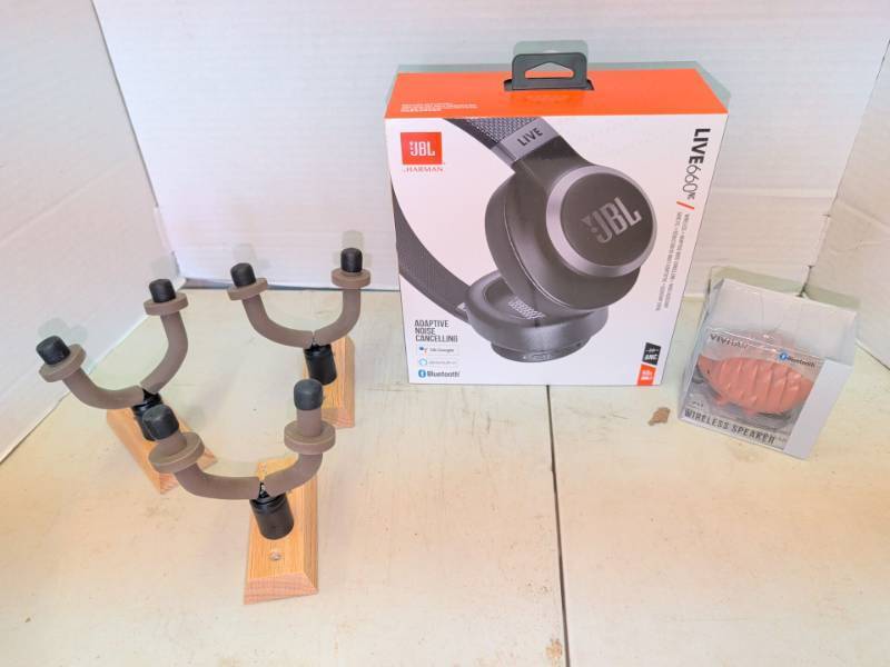 lot 3120 image: JBL LIVE 660NC Wireless Headphones, Vivitar Speaker & String Swing Hangers Lot