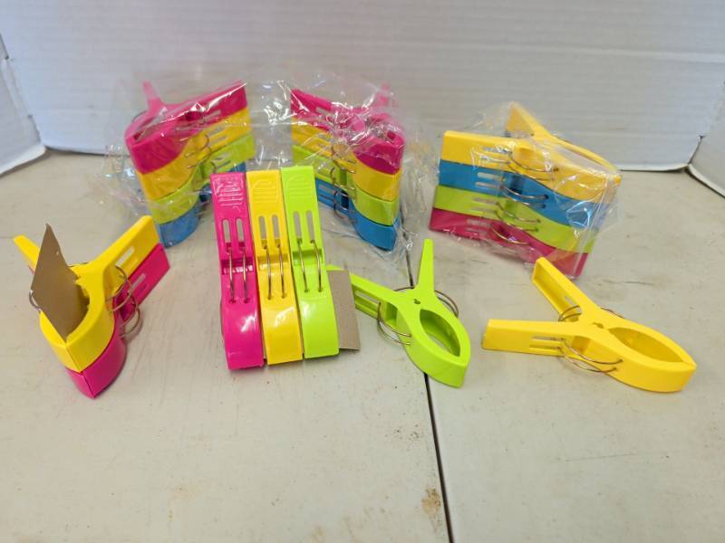 lot 3204 image: Plastic Spring Clips Assorted Lot