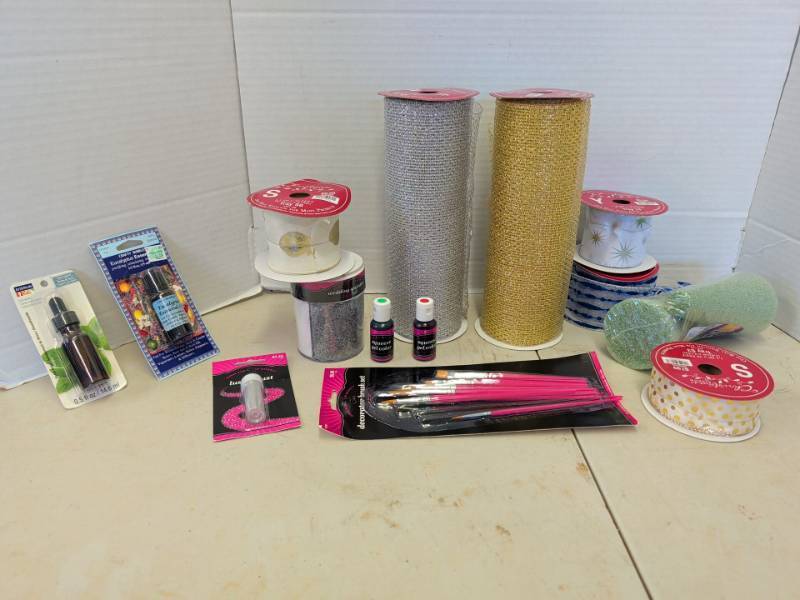 lot 3213 image: Christmas Mesh, ribbon, cake decorating items and more