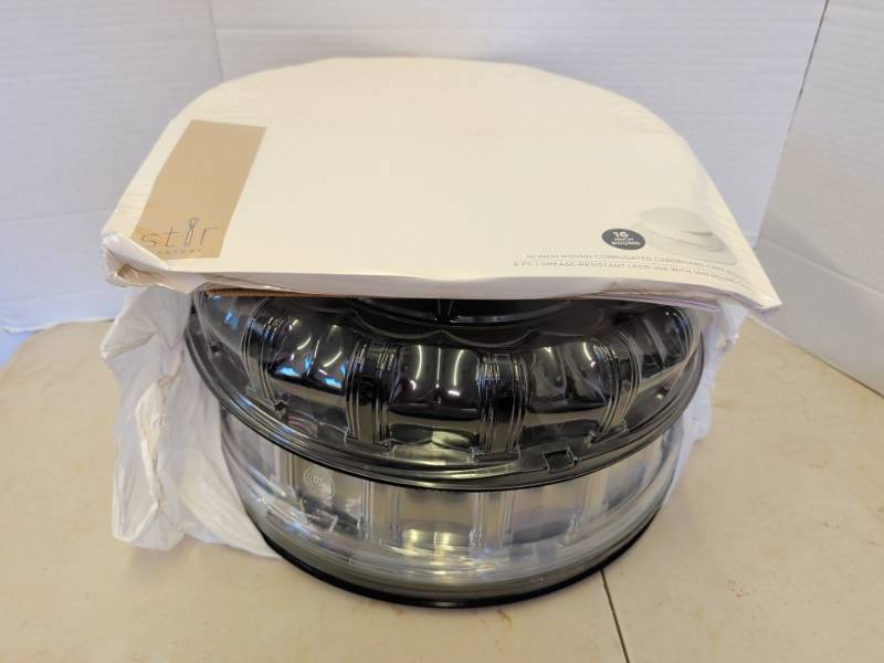 lot 3300 image: Catering trays with lids and 16 in Round Corrugated Cardboard Cake Boards 6 Pc