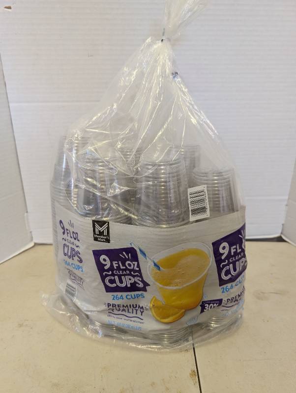lot 3302 image: Members Mark Clear Plastic Cups 9 oz.