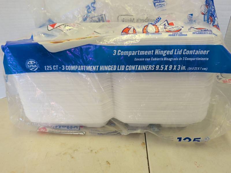 lot 3310 image: Hefty Supreme 3 Compartment Hinged Lid Container 9.5 x 9 x 3 in