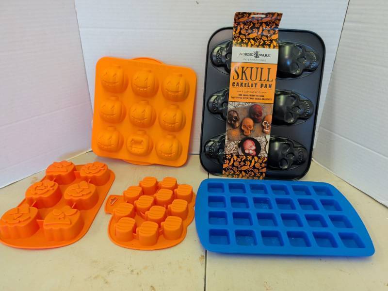 lot 3318 image: Nordic Ware Skull Cakelet Pan 3 Cup Capacity Halloween Mold Lot 5 Pieces