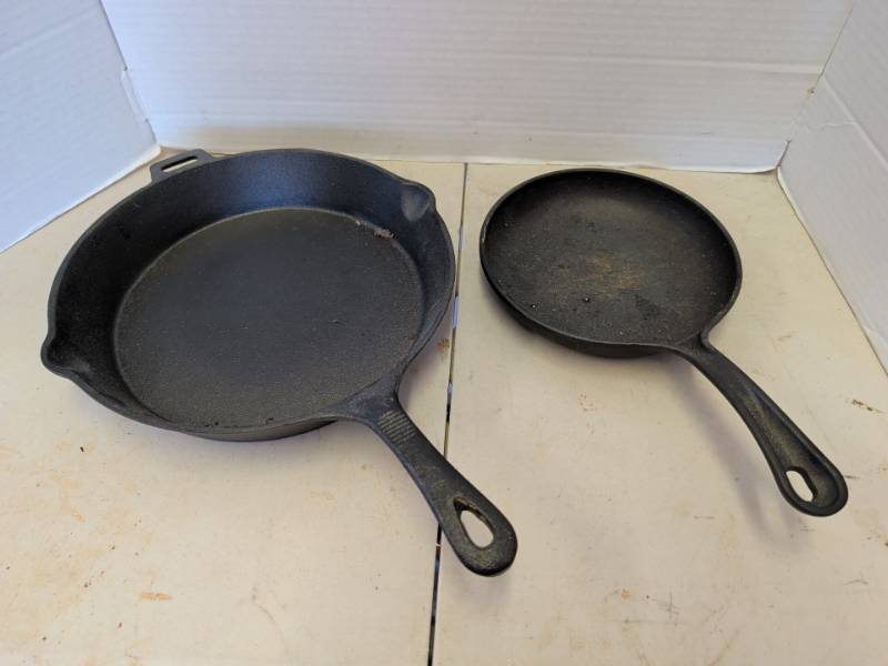 lot 3322 image: Old Mountain and Dash of That Skillet Lot 2 pc 8in and 11in cast iron