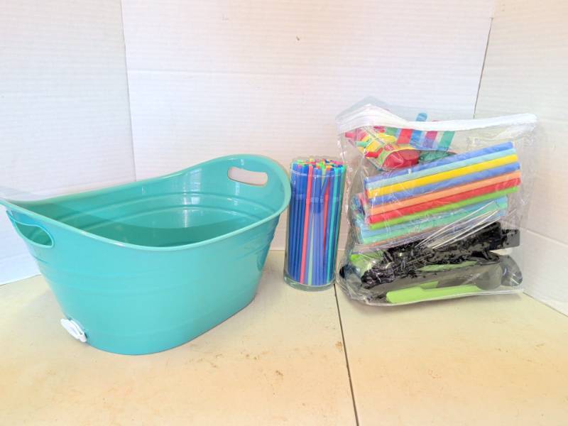 lot 3326 image: Teal Plastic Party Tub with Handles, Drinking Straws, Tongs and Popsicle Molds Lot