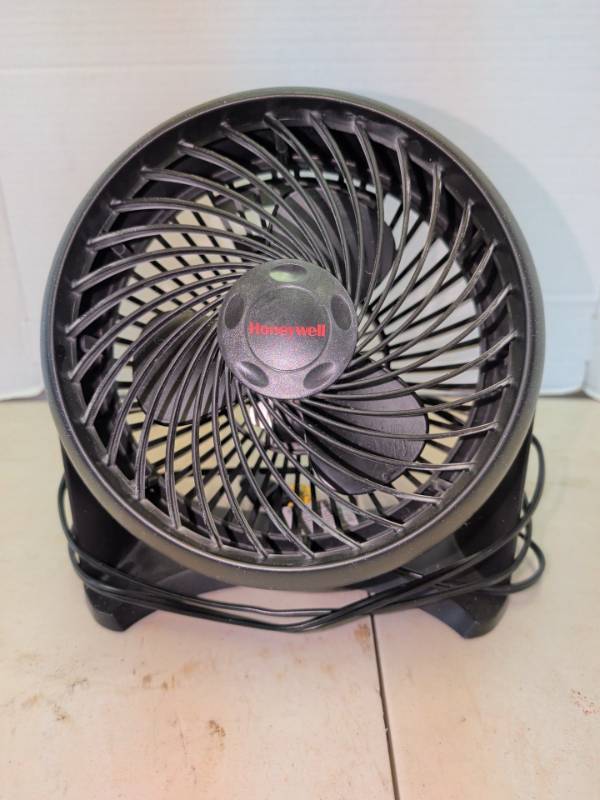 lot 3331 image: Honeywell Air Circulator Fan with Rotary Speed Dial 10