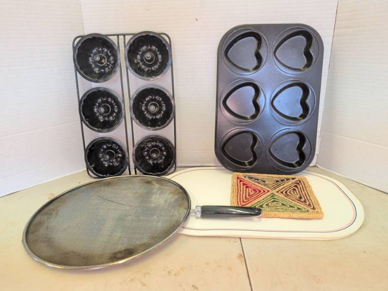 lot 3336 image: Kitchen Lot 6-Cavity Mini Bundt Pan, 6-Cavity Heart Pan, Splatter Screen, Trivet