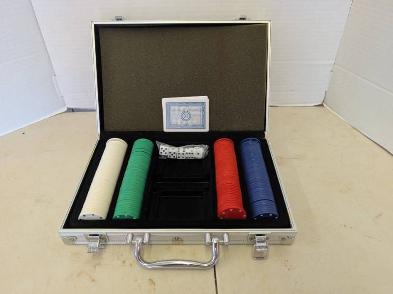 lot 3340 image: Poker Chip Set with Carrying Case, and dice. Missing cards
