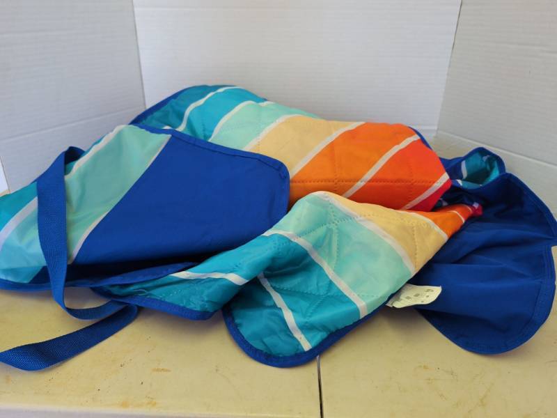 lot 3343 image: Striped lawn Blanket