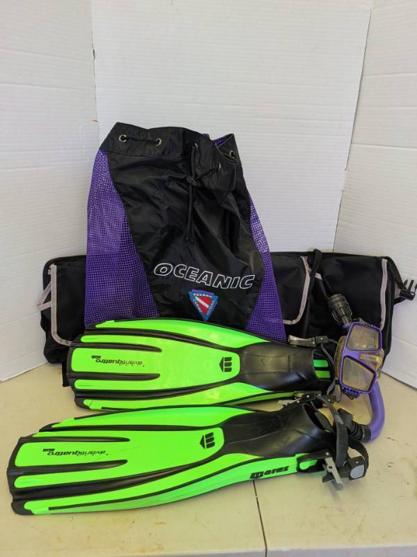 lot 3344 image: Mares Avanti Quattro Fins Lot with Oceanic Mesh Bag, Mask and Snorkel