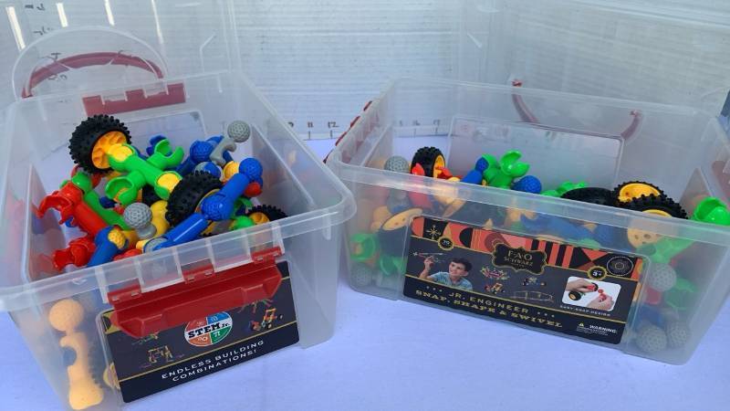 lot 3406 image: FAO Schwarz Jr. Engineer Snap Shape & Swivel 70 Piece Building Set and Spirograph art set