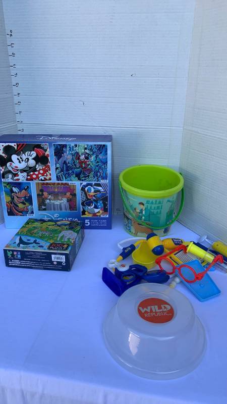 lot 3423 image: Puzzles and toys