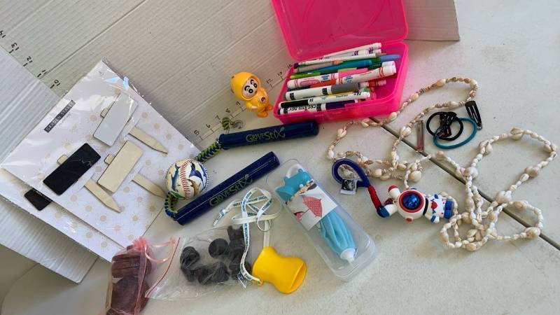 lot 3458 image: Miscellaneous lot of hair accessories, markers, drawer pulls, shell necklace, phone umbrella, and more