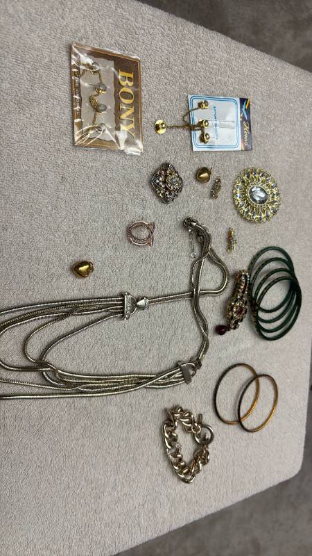 lot 1532 image: Ladies jewelry