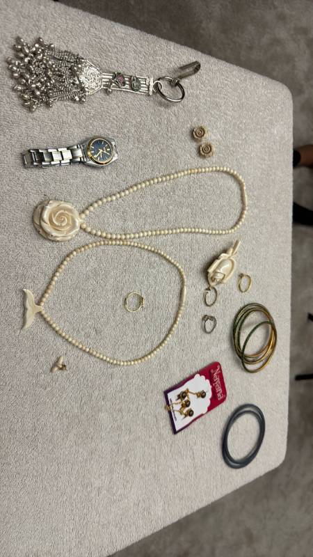 lot 1533 image: Ladies jewelry
