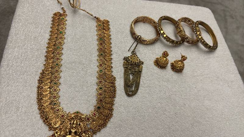 lot 1537 image: Kasu Mala, bangles, earrings