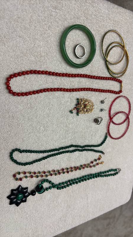 lot 1540 image: Ladies jewelry