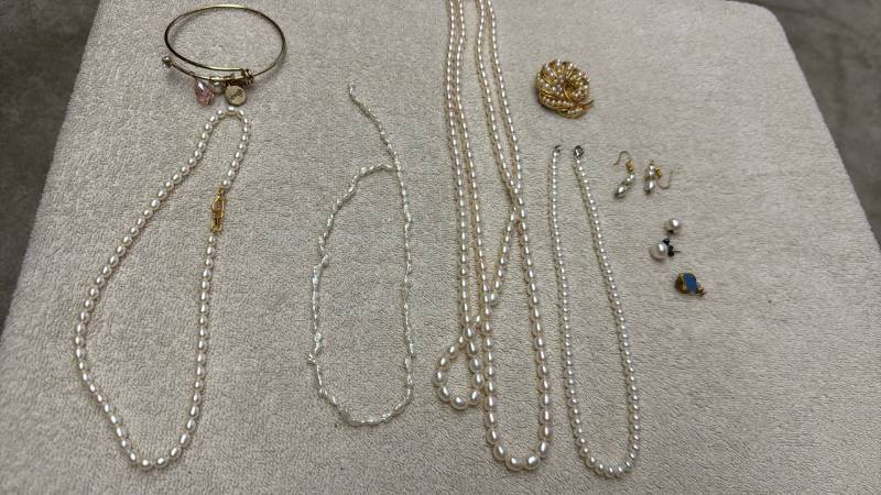 lot 1541 image: Ladies jewelry