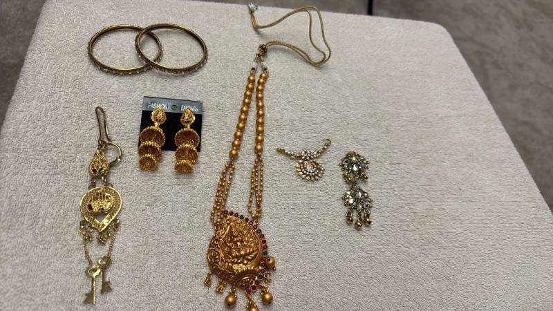 lot 1542 image: Ladies jewelry