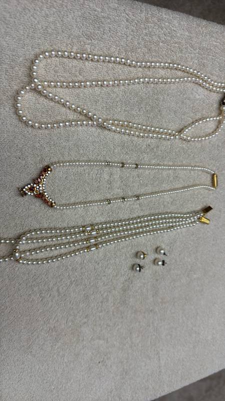 lot 1545 image: Ladies jewelry
