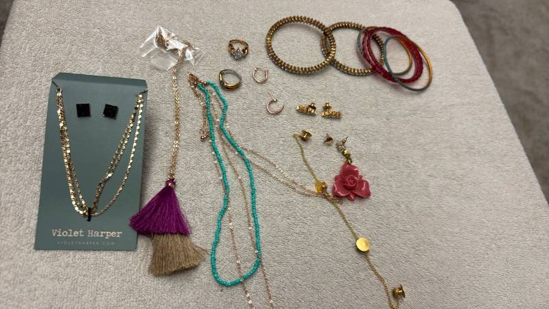 lot 1546 image: Ladies jewelry