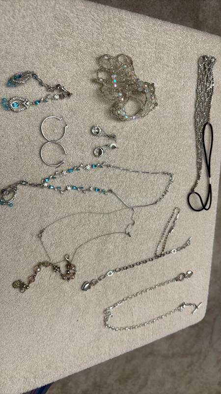 lot 1548 image: Ladies jewelry