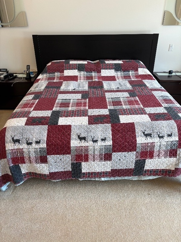 lot 1466 image: Reversible king size quilt