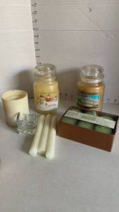 lot 3464 image: Yankee candles and other candles
