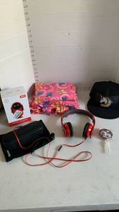 lot 3470 image: Headphones, scarf, speaker, wireless car charger and ball cap