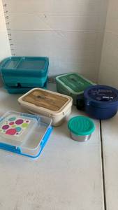 lot 3604 image: Lunch containers