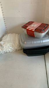 lot 3605 image: Storage containers and straws