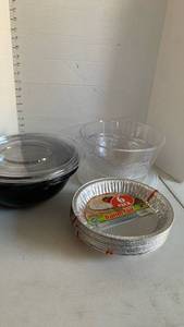 lot 3607 image: Plastic serving bowls and aluminum pipe pan
