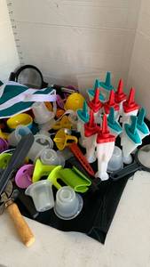 lot 3618 image: Mixed Kitchen Gadget Lot Popsicle Molds Pizza Cutter Strainer Utensils