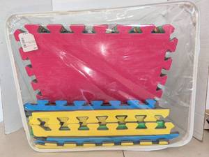 lot 3705 image: Interlocking Foam Puzzle Floor Mat Tiles Set in Clear Zippered Bag