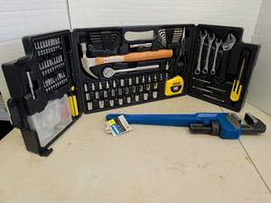 lot 3821 image: Kobalt 18 in Cast Iron Pipe Wrench and tool kit