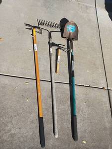 lot 4002 image: Gardening Tools