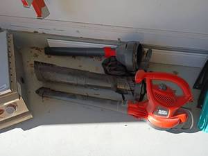 lot 4005 image: Black and Decker Blower and Vacuum plus Parts