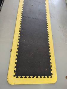 lot 4245 image: Foam garage mat 31inx16ft