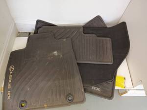 lot 4246 image: Floor Mats for Lexus RX.  6pcs
