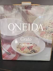 lot 4311 image: New in Box.  Oneida 5pc Porcelain Grato Set