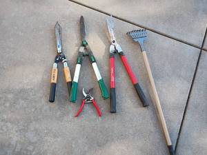 lot 4507 image: Gardening Tools