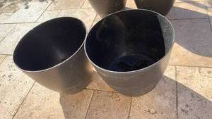 lot 5015 image: Black Tapered Planter Pots 13x14