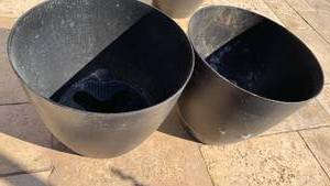 lot 5016 image: Two plastic planters 13 x 14