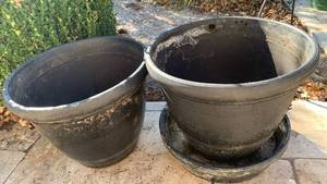 lot 5017 image: Planter Pots Lot of 2 With Saucer 14x14