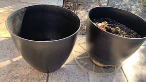 lot 5019 image: Planter Pots Lot of 2 10x11